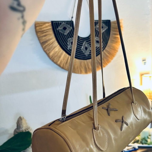 Vintage Vera Pelle leather barrel shoulder bag like new, beige