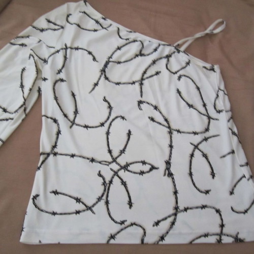 Blouse with one shoulder used, size medium