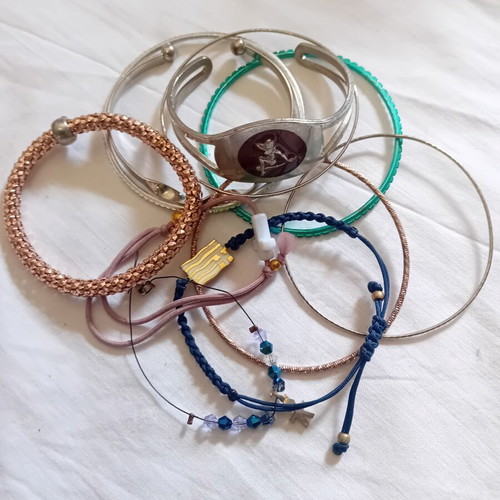 Bracelets pack with different designs used