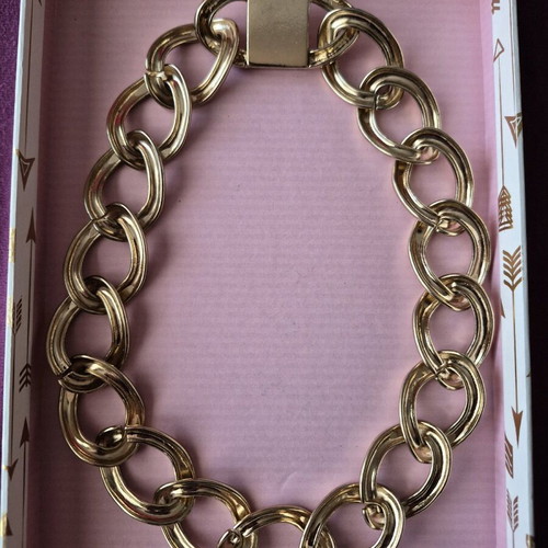 Chunky gold chain necklace used with magnetic clasp