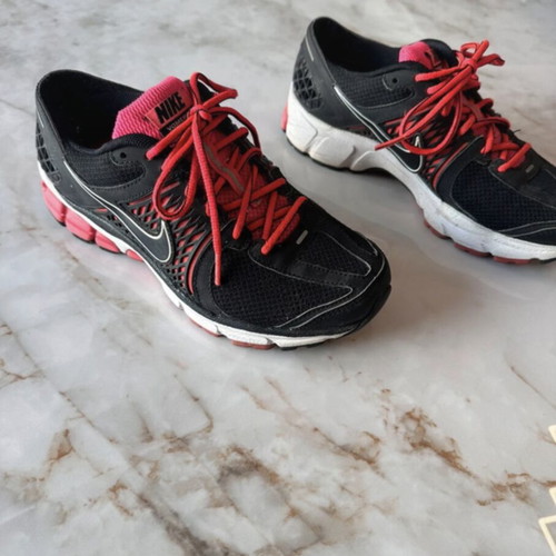 Nike Vomero 6 sneakers size 38.5 like new black and fuchsia