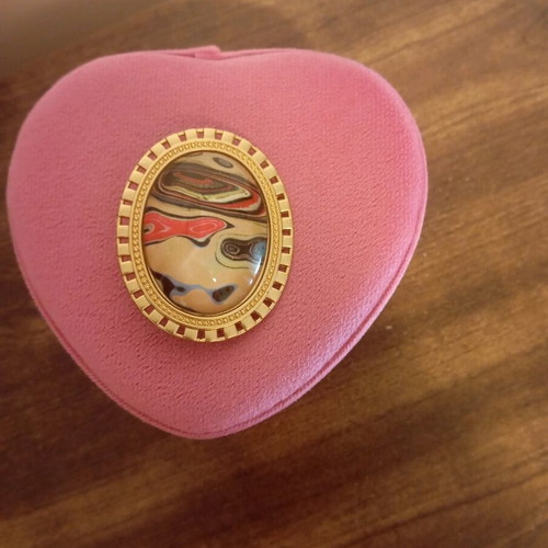 Pin new, oval shape with gold details and multicolor design