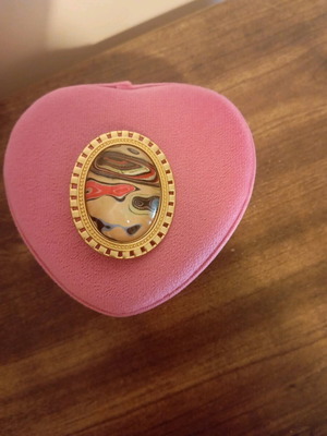 Pin new, oval shape with gold details and multicolor design
