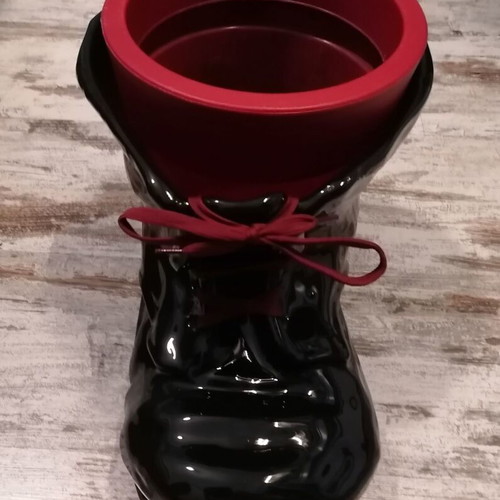 Vintage black boot-shaped planter like new