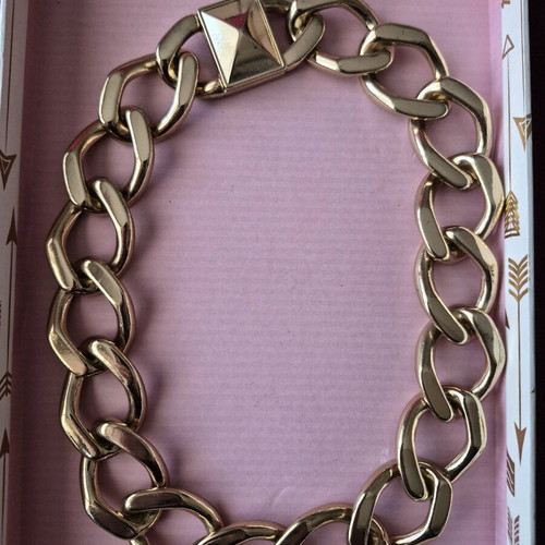 Chunky gold chain necklace used with magnetic clasp