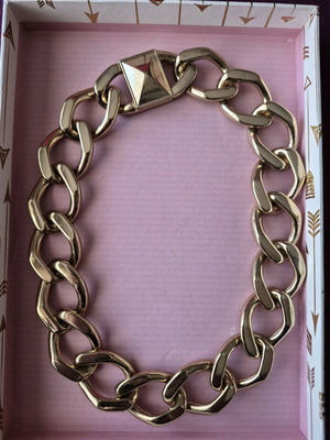 Chunky gold chain necklace used with magnetic clasp