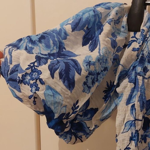 H&M Cropped Off Shoulder Top new, floral, medium, blue shades