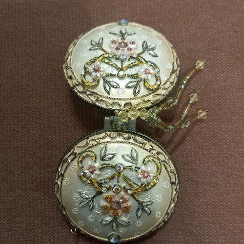 Vintage powder compact like new