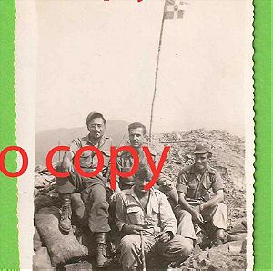 Αυθεντική Ασπρόμαυρη Φωτογραφία Στρατιωτών στα Χαρακώματα στο Μέτωπο, Διάστασης 6 Χ 8,5 εκατοστά.