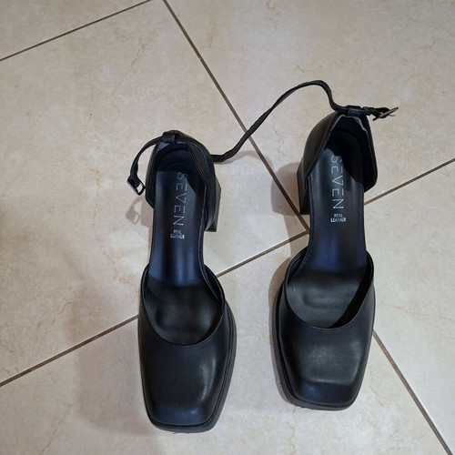 Seven women's black sandals like new, size 40