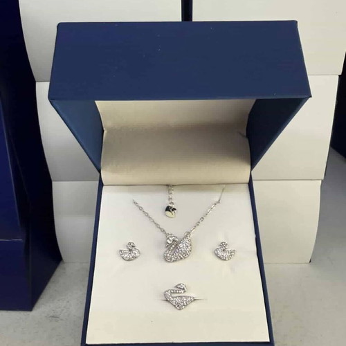 Swarovski Swan Jewelry Set new, with luxury blue box