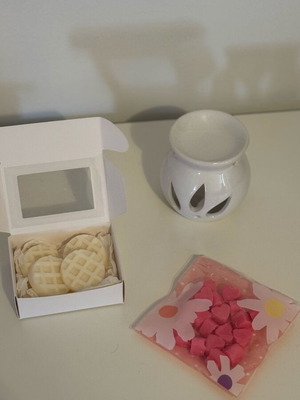 Wax melts με δύο αρώματα και καυστήρας καινούργιο