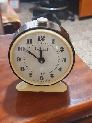 Vintage μηχανικό κουρδιστό ρολόι ξυπνητήρι Made in USSR σαν καινούργιο