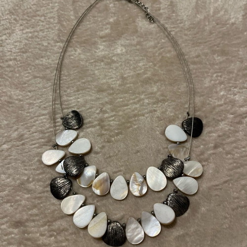 Necklace like new, white and silver