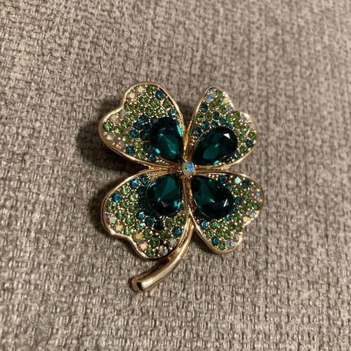 Clover pin emerald color like new, vintage