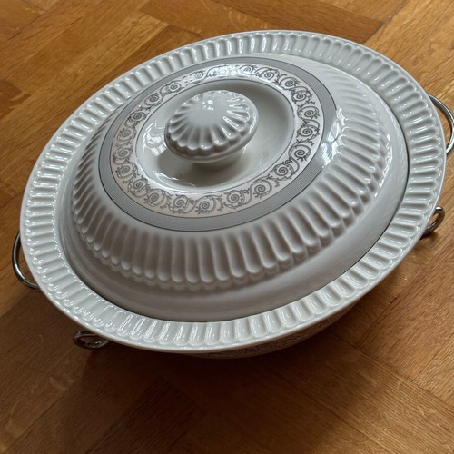 Heat-resistant porcelain casserole new with metal base and lid