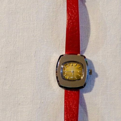 Winding women's watch unused, 32 millimeters size