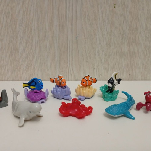Kinder Joy Surprise Finding Dory Nemo figures used, complete set