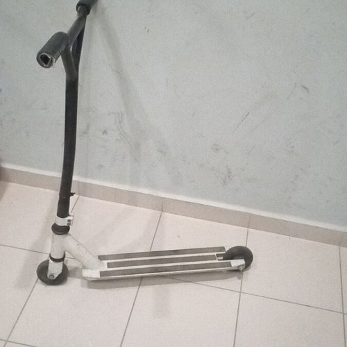 Children's scooter used, ideal for elementary school tricks