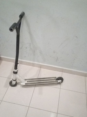 Children's scooter used, ideal for elementary school tricks