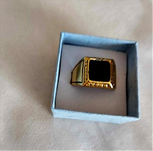 Ανδρικό δαχτυλίδι vintage style σε χρυσό αντικέ χρώμα  με ανάγλυφο σχέδιο και μεγάλη μαύρη πέτρα