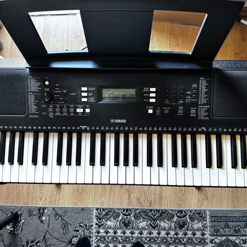 Yamaha PSR-E373 keyboard with stand and music rest