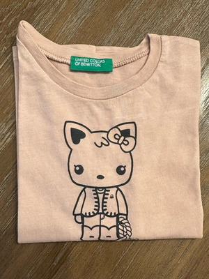 Benetton T-shirt with cat design, beige, like new, size 104 cm