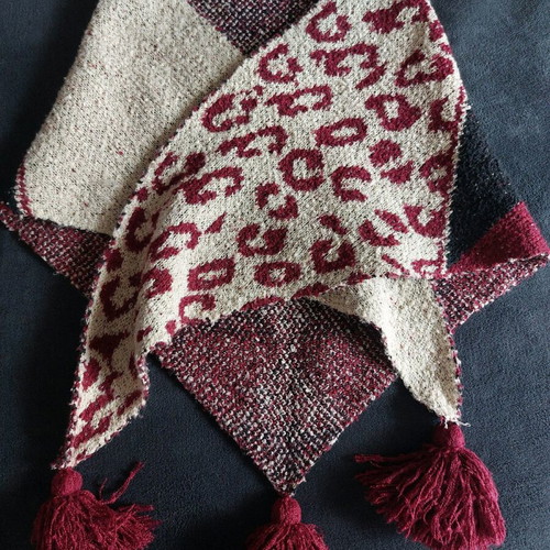 Doca triangular scarf used, beige and red