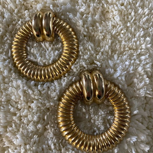 Earrings vintage clip-on with ribbed goldtone daisy design like new