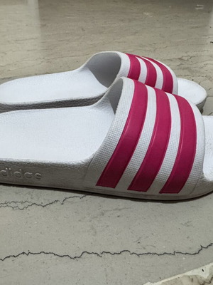 Παντόφλες κολυμβητηρίου Adidas, λευκές και ροζ, μέγεθος 32