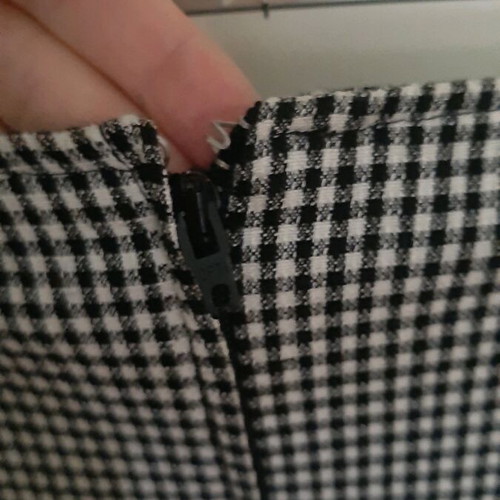 Skirt slim short like new, black and white