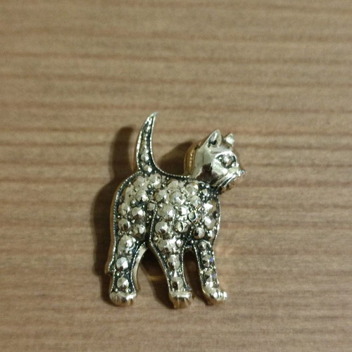 Cat-shaped brooch in gold color