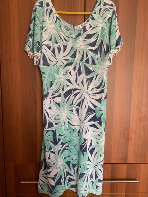 Beach dress with floral print like new, white and green, size M