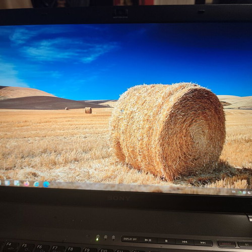 Sony VAIO 16.4" laptop PCG-81112M Intel Core i7 8GB RAM Windows 7