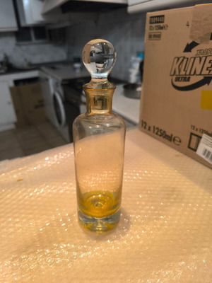 Glass decanter with stopper like new, elegant timeless design