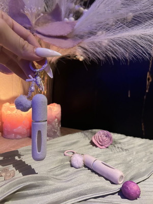 Σετ 2 μικρά ψεκαστικά αρώματα 5ml με μπρελόκ παστέλ μωβ και ροζ