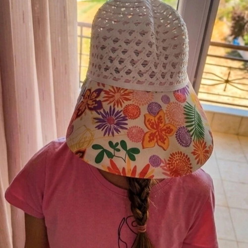 Children's hat with flowers used, size L, straw mesh and floral brim