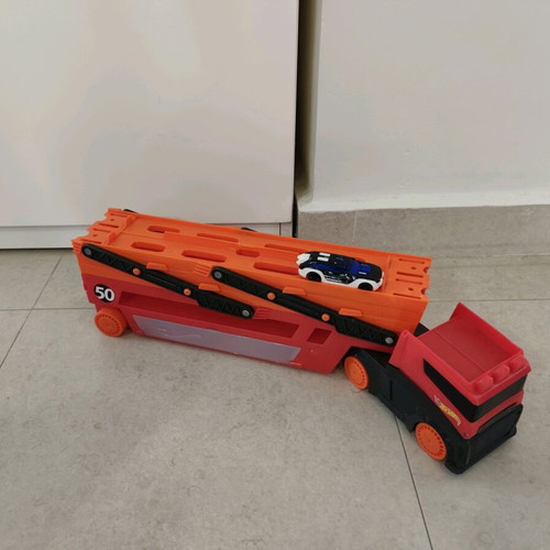 Hot Wheel truck garage like new with car