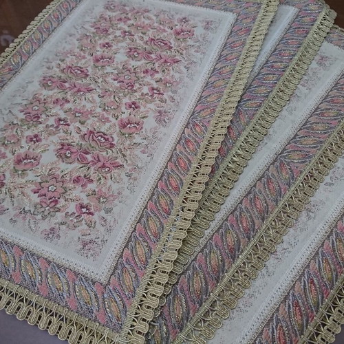 Table runner set like new, 4 pieces, floral pink and gold design