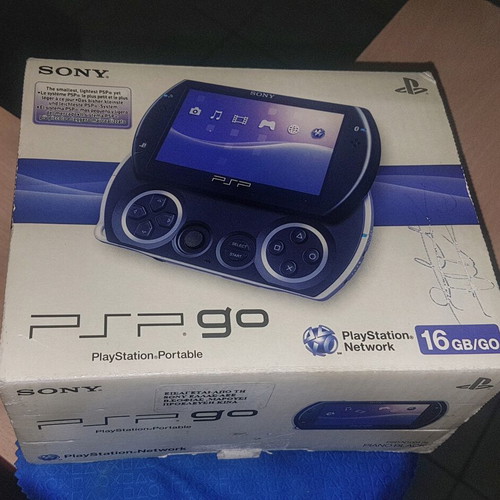 PSP GO 16GB black console with box and charging cable