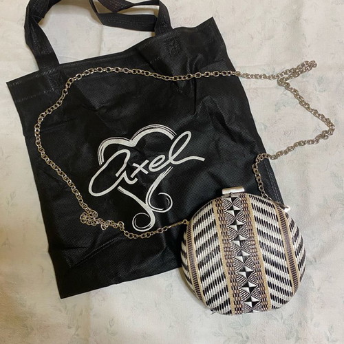 Axel clutch bag 14.5 cm like new, multicolor