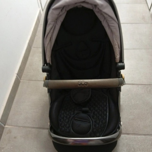 Egg 2 in 1 stroller and carrycot like new with detachable luggage and cup holder