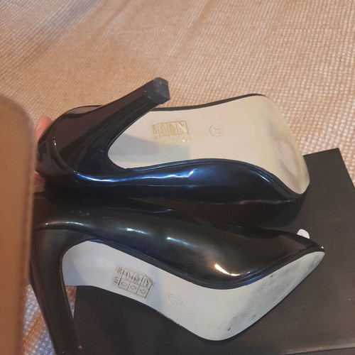 Famous Shoes black patent pumps size 37 like new