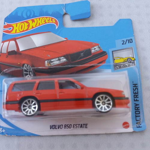 Hot Wheels Volvo 850 Estate toy car new