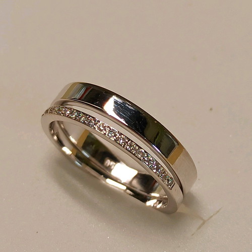White gold 18K ring with brilliant cut diamonds used