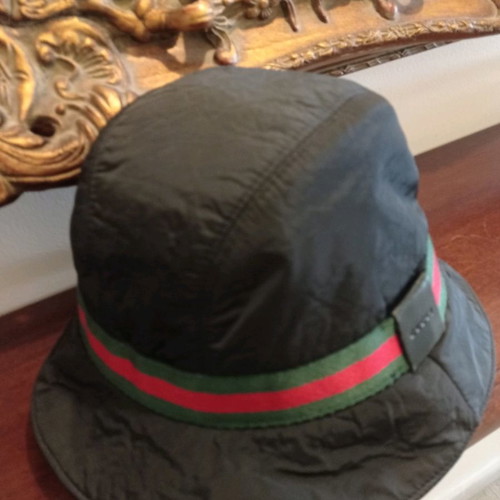 Gucci hat waterproof like new, size M