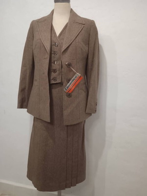 Vintage suit with vest 70s No46, new, brown wool