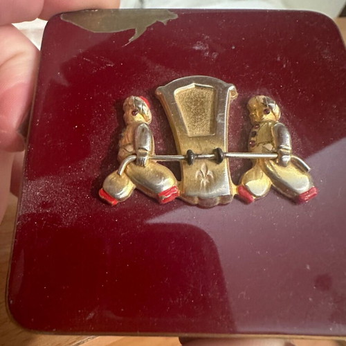 Collectible powder box used with rubies, 19th century