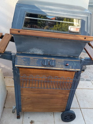 City Gas SY280 professional gas grill with lava rocks