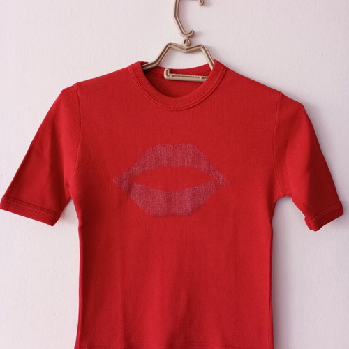 Red ribbed top with glitter lips design like new